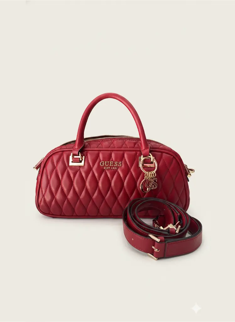 Bolsa Guess Importada Vermelha Acolchoada com Pingente Dourado Versátil para Uso Diário